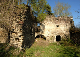 Bergfried der Burgruine Gradenegg in Gradenegg, Marktgemeinde Liebenfels, Bezirk Sankt Veit an der Glan, Kärnten