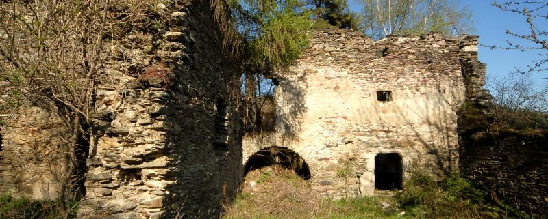 Bergfried der Burgruine Gradenegg in Gradenegg, Marktgemeinde Liebenfels, Bezirk Sankt Veit an der Glan, Kärnten